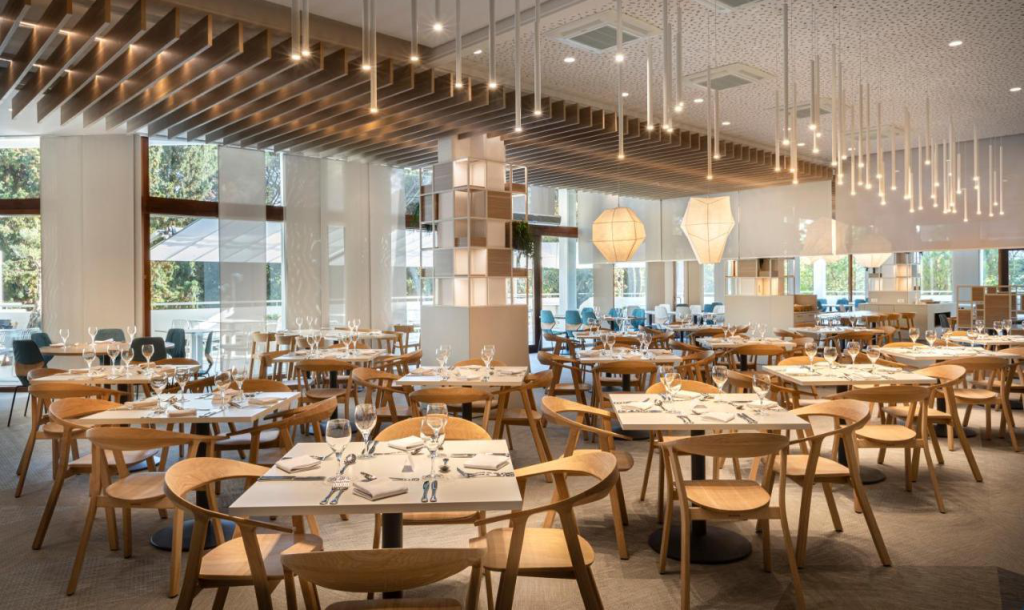 Za svoje bivanje izberite eno izmed 302 sob ali enega od 23 suit ter uživajte v razgledu na dišeči park Zlatni rt. Hotel Eden - Restaurant