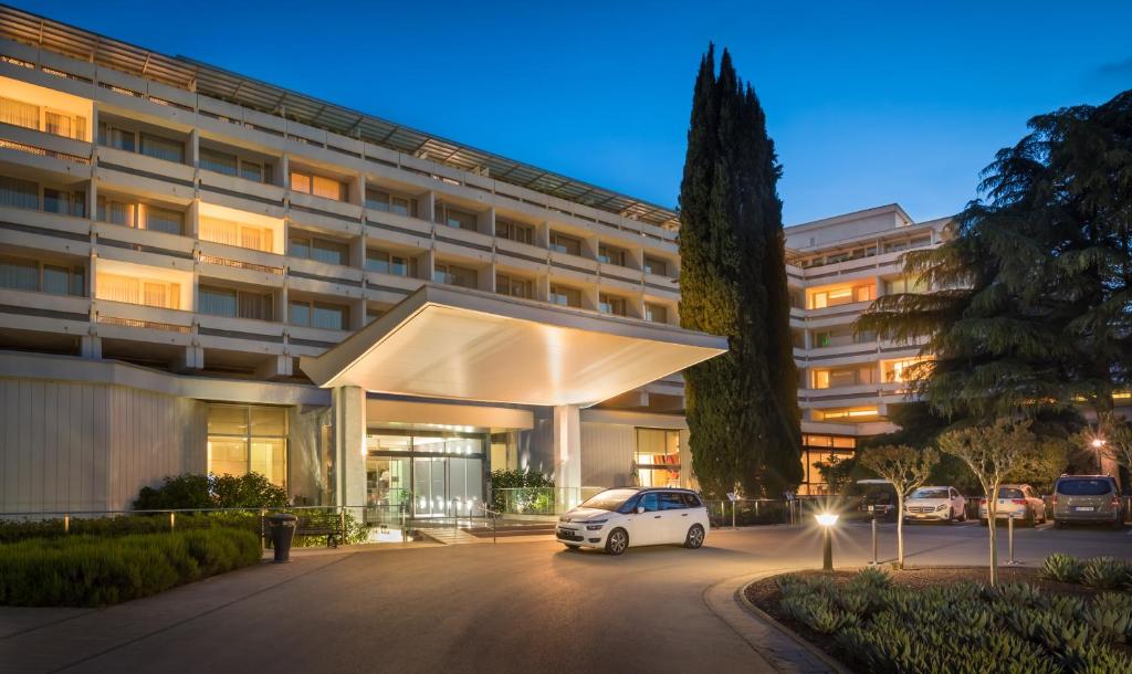 Hotel Eden se nahaja med polotokom, prekritim s stoletnim borovim gozdom, ter mirnim zalivom, oddaljen le nekaj minut hoje od starega mestnega jedra Rovinja. Hotel Eden - Rovinj